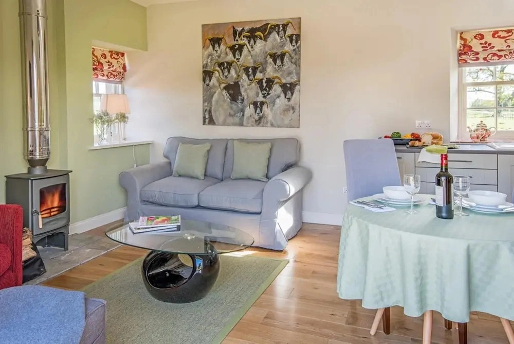 Country Cottage Sleeps 3 With Garden and Parking