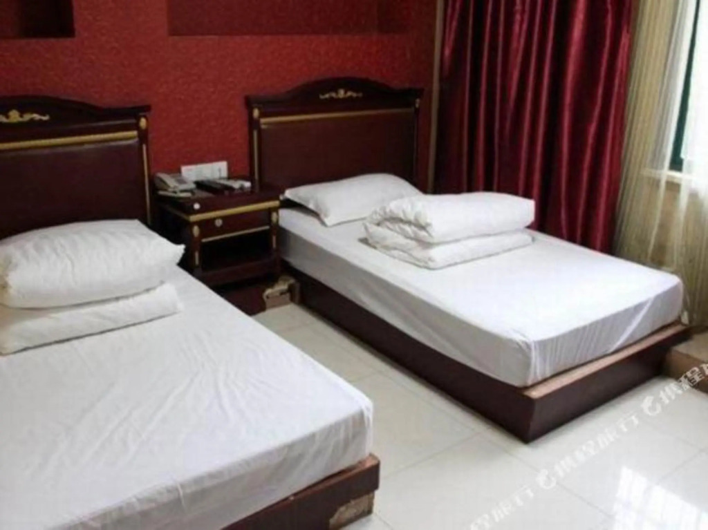 Lanwan Qingxiang Hotel (Fenghuang West Street Yunjin Road Subway Station)