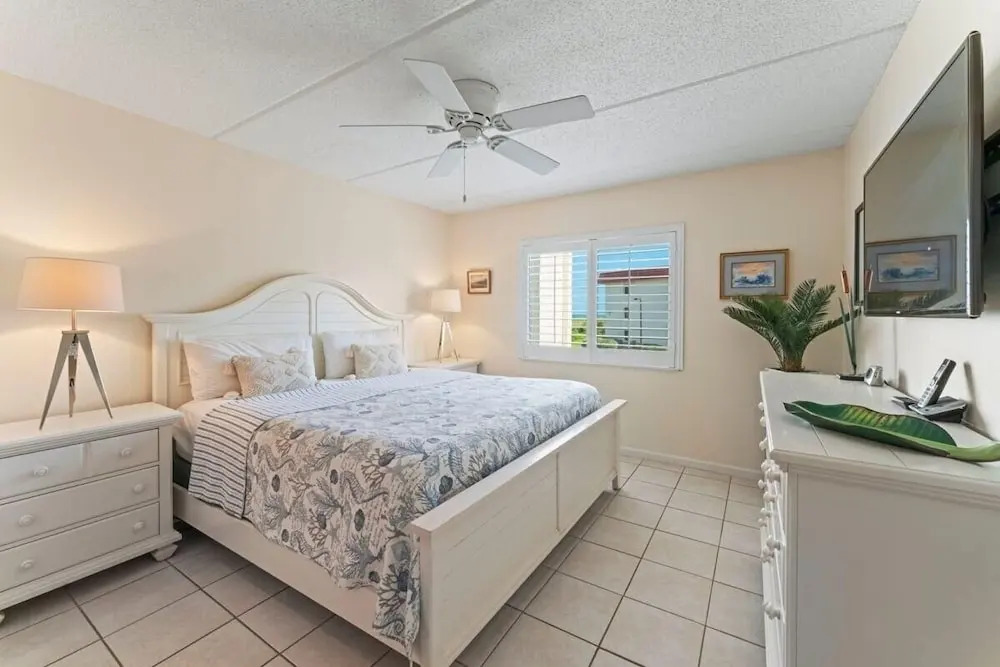 Just Beachy~ocean View~2nd Fl 2 Bedroom Condo by RedAwning
