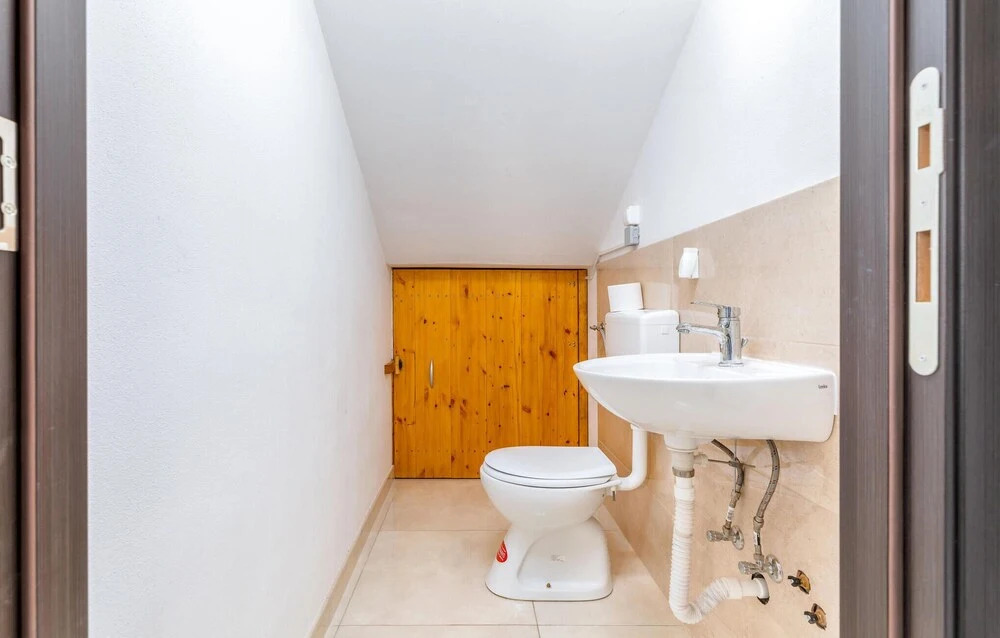 Four-Bedroom Holiday Home In Valbandon