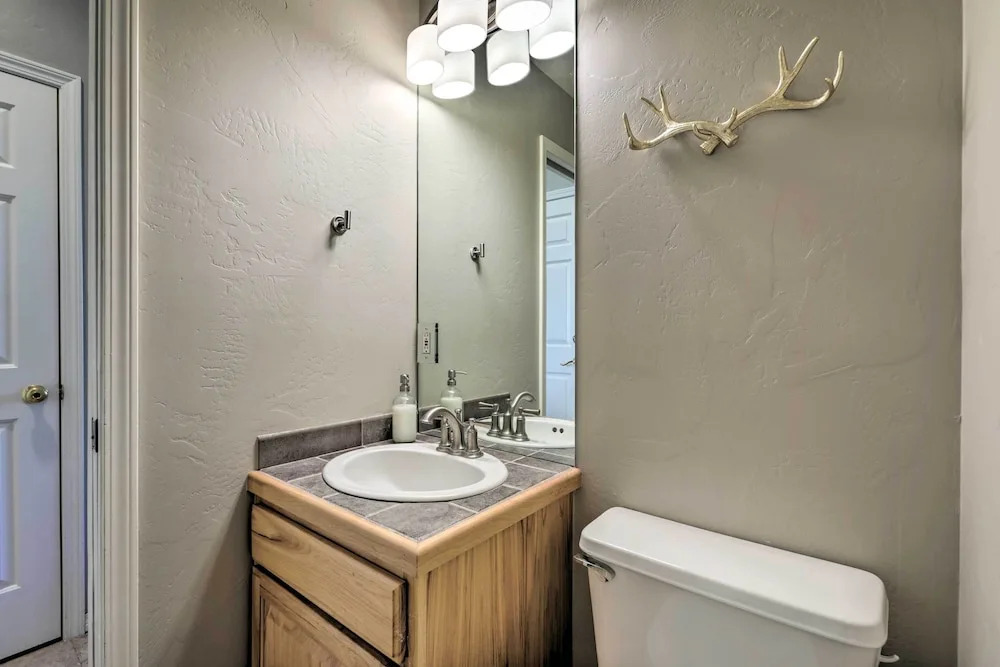 Cozy Carbondale Escape w/ Deck & Grill!