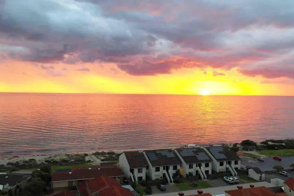 Luxurious 3 bedroom beachfront - panoramic views