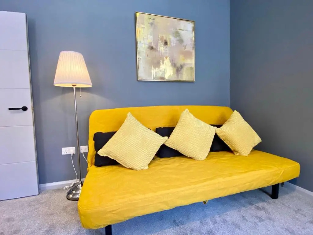 Trendy Stylish Apartment! - 5 Minute Walk to the Best Beach! - Great Location - Parking - Netflix - Fast WiFi - Smart TV - Newly decorated - sleeps up to 6! Close to Bournemouth & Poole Town Centre & Sandbanks
