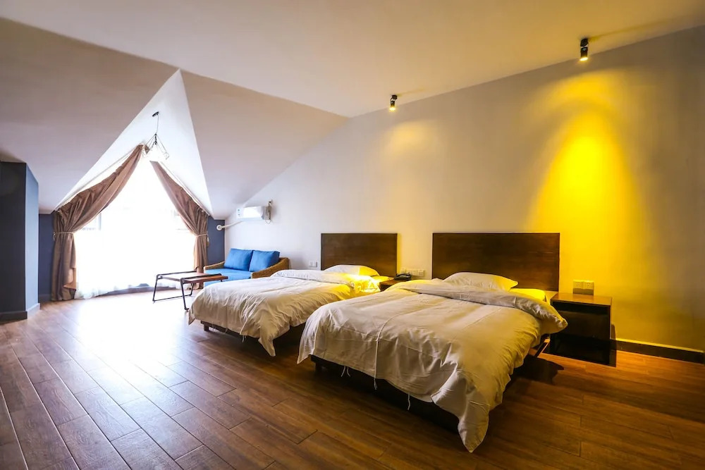 Comma Travel International Youth Hotel