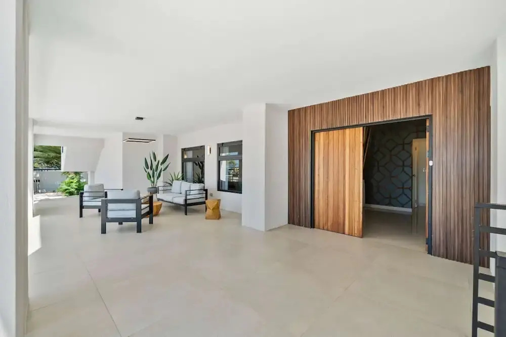 Massive Oceanfront Villa - Spa - Sauna - Gameroom - Malmok!