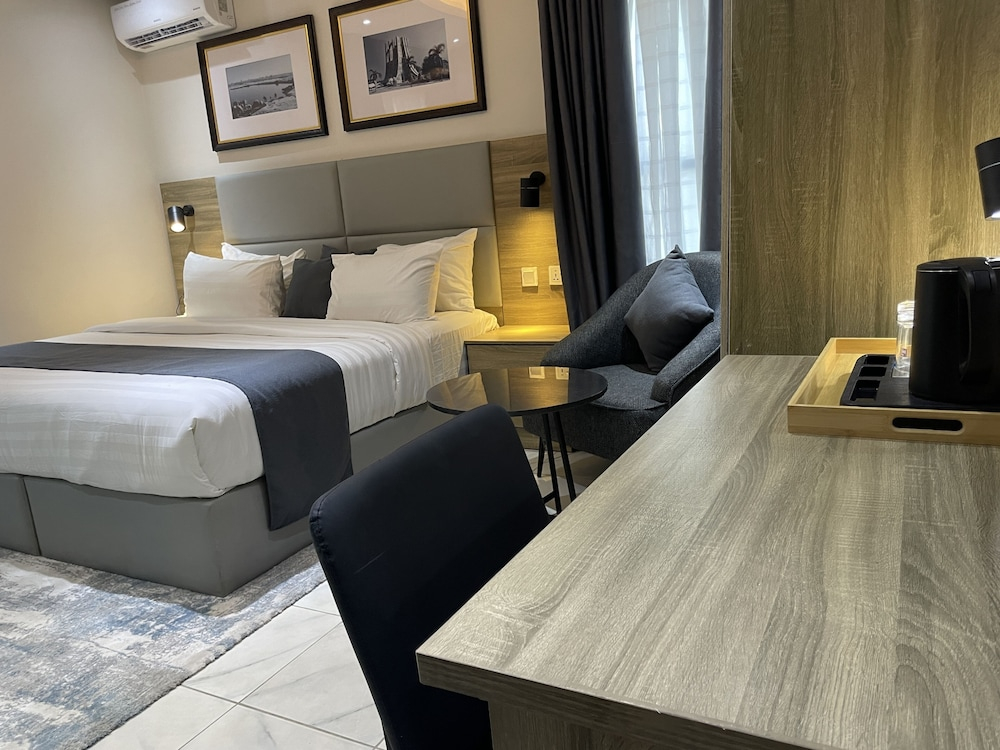 Ringruby Hotel, Oladipo Bateye