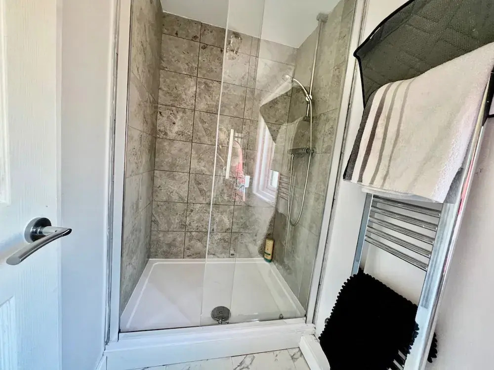 Housesleeps7-parking-garden-fireplace-beachnearby