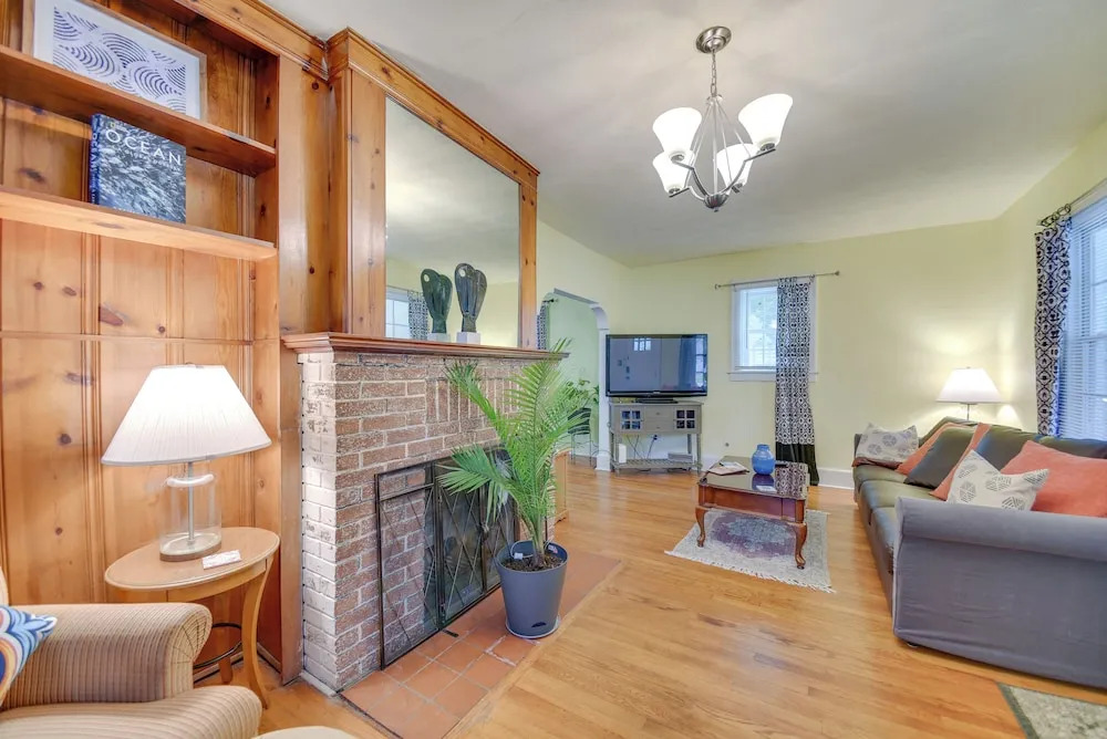 Charming Hampton Home ~ 7 Mi to Buckroe Beach!