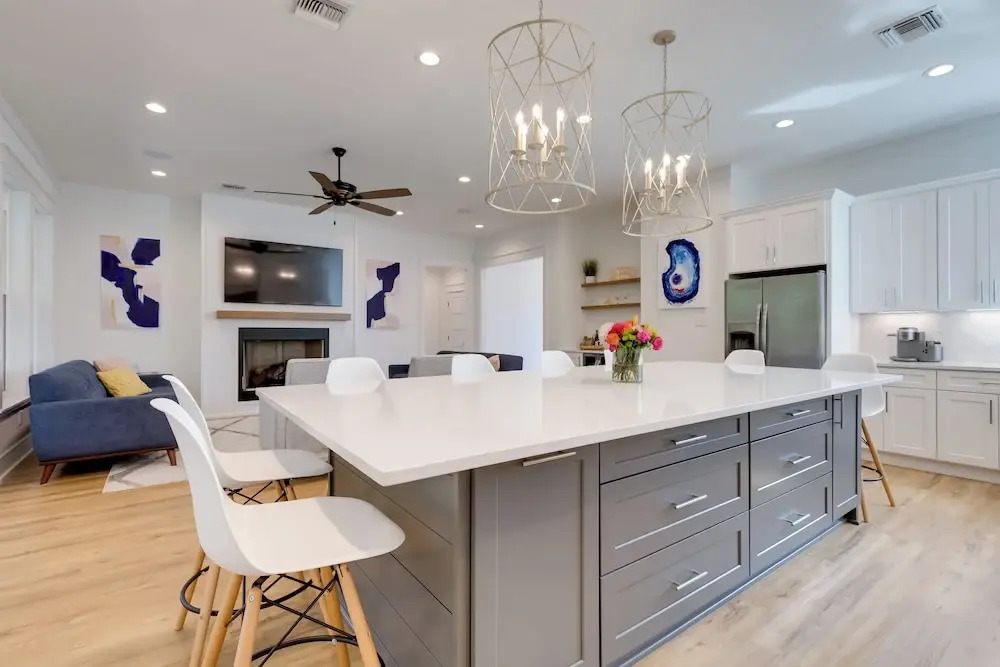 Coastal Waveland House 1/2 Block to Pub Beach