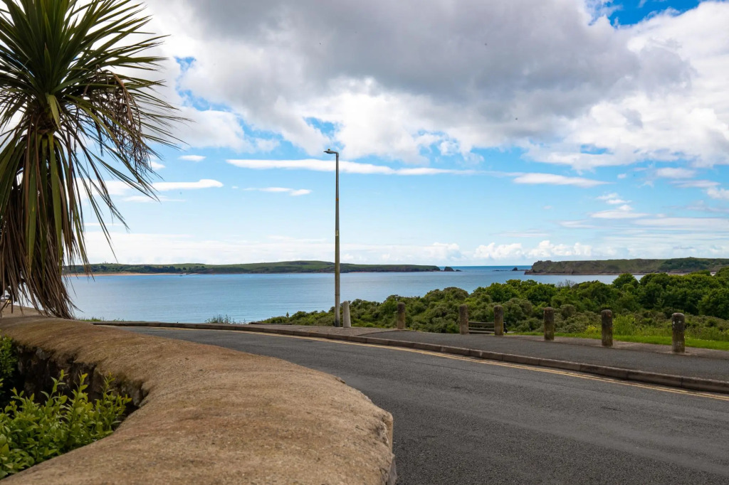 Apartment 10 Waterstone House - Luxury Apartment With Sea Views
