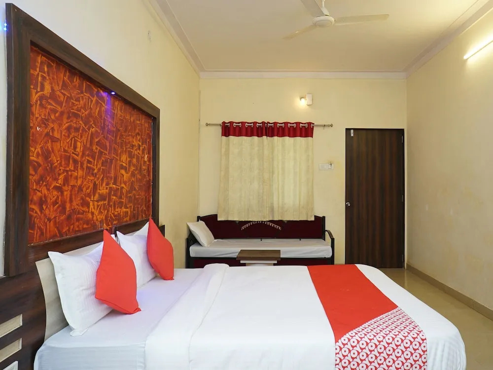 OYO 19792 Shivneri Motels