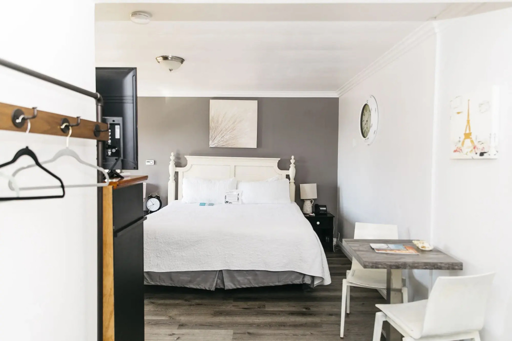 Seaside Laguna Inn & Suites