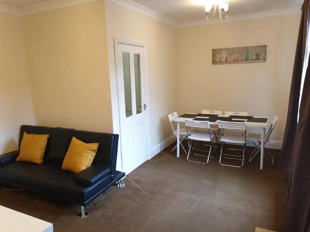 South Shield's Hidden Gem Emerald Apartment sleeps 6 Guests