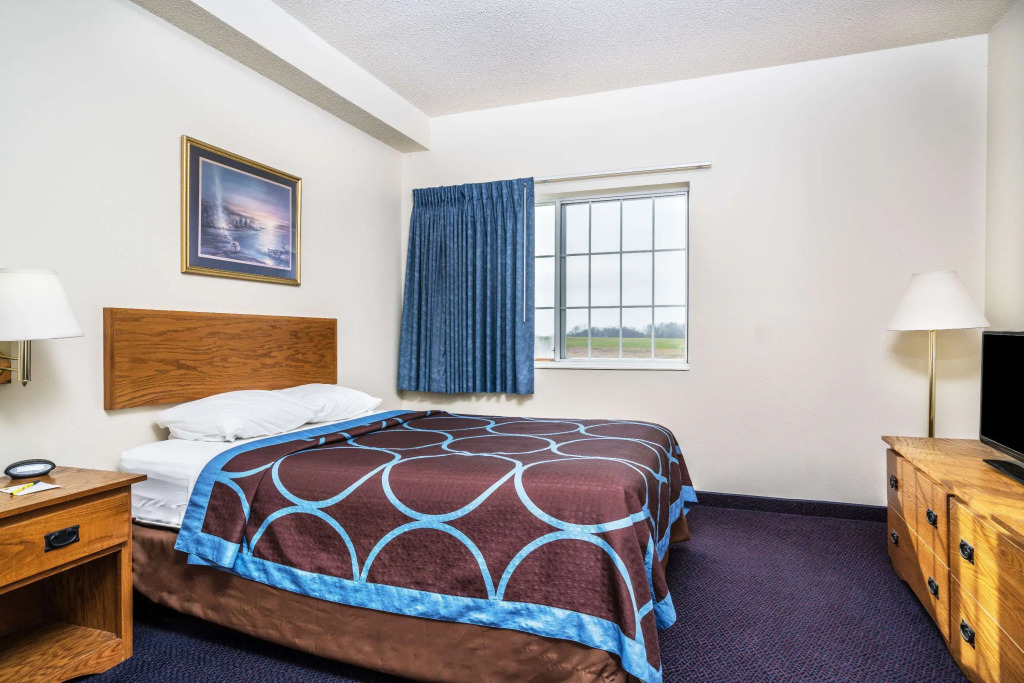 Super 8 by Wyndham Neillsville WI