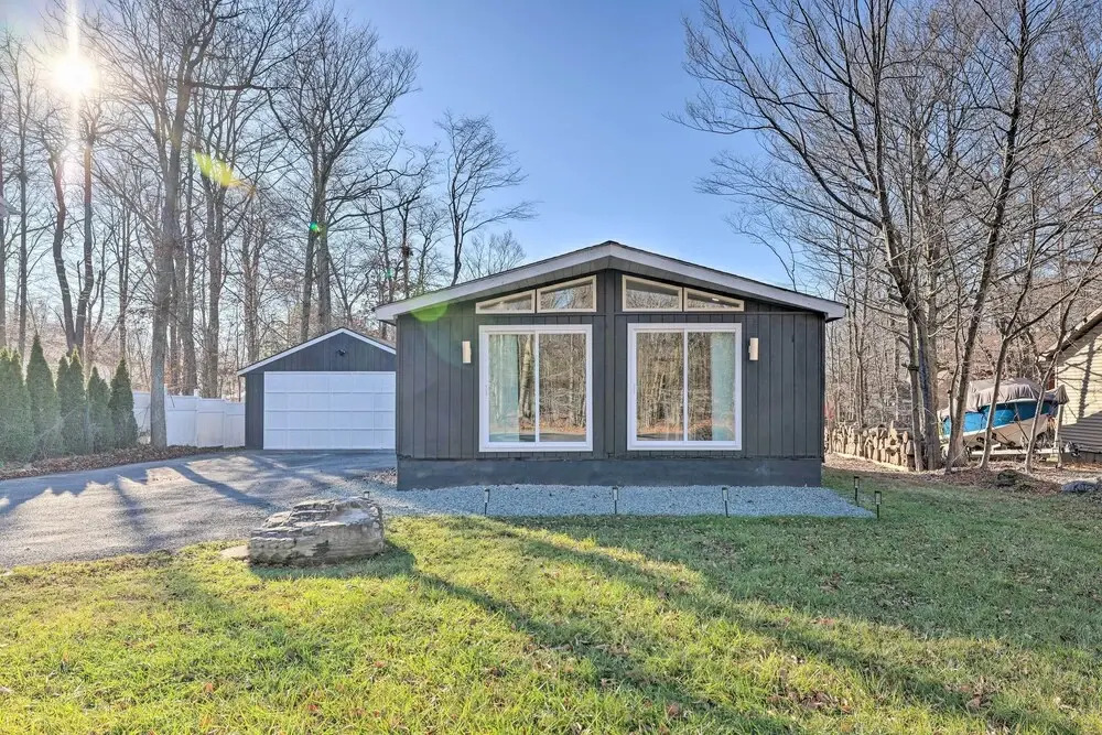 Game Room + Lake Access: Serene Tobyhanna Retreat