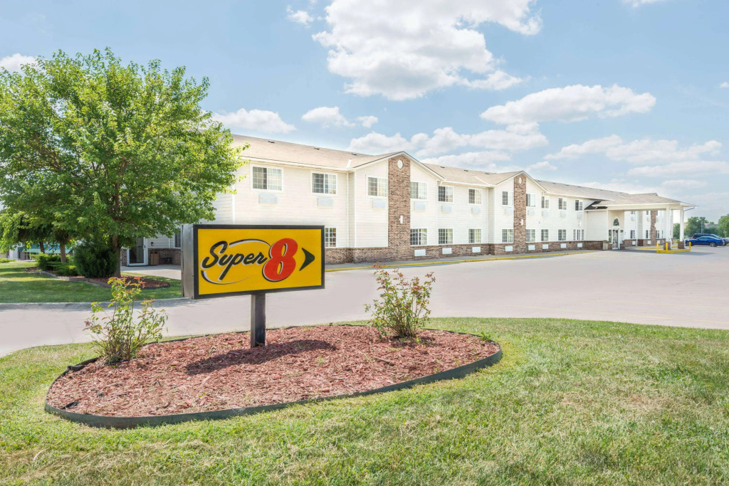 Super 8 by Wyndham Platte City Kansas City Area Airport