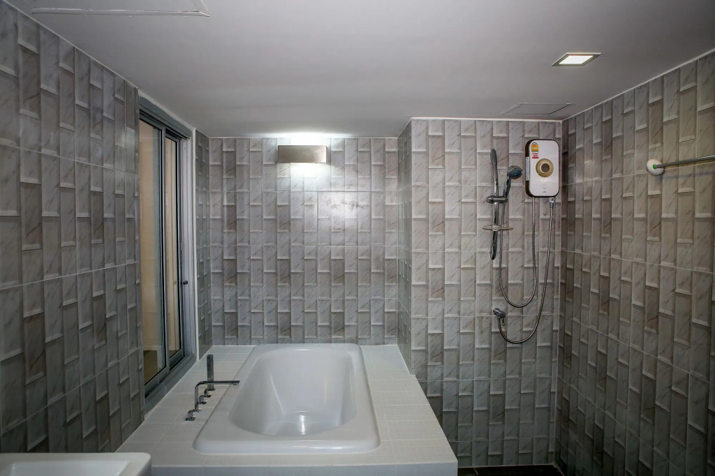 Elegant Pool Access Townhouse Near Beach