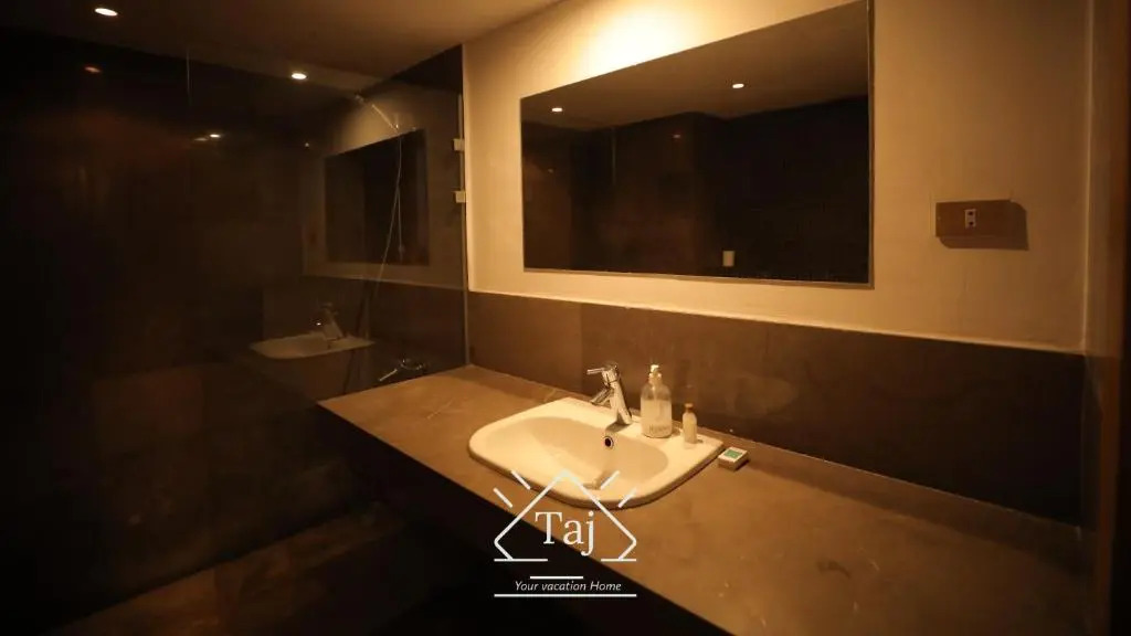 TAJ HOME, exotic ground 2 bedroom, pool, Scarab