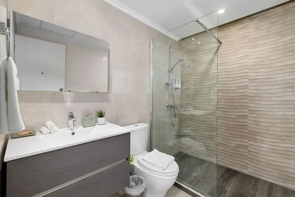 Modern 3br2ba 24 7 Security Pools Restaurant