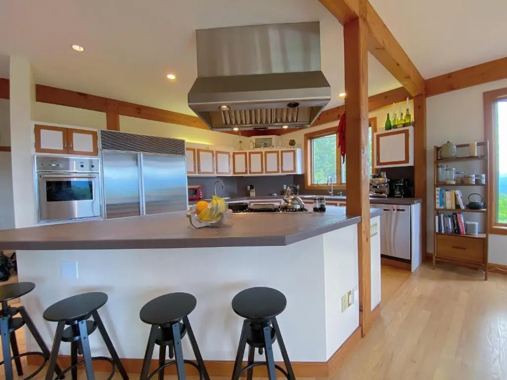 NEW!! Stunning home with breathtaking views, outdoor cedar sauna, great location!