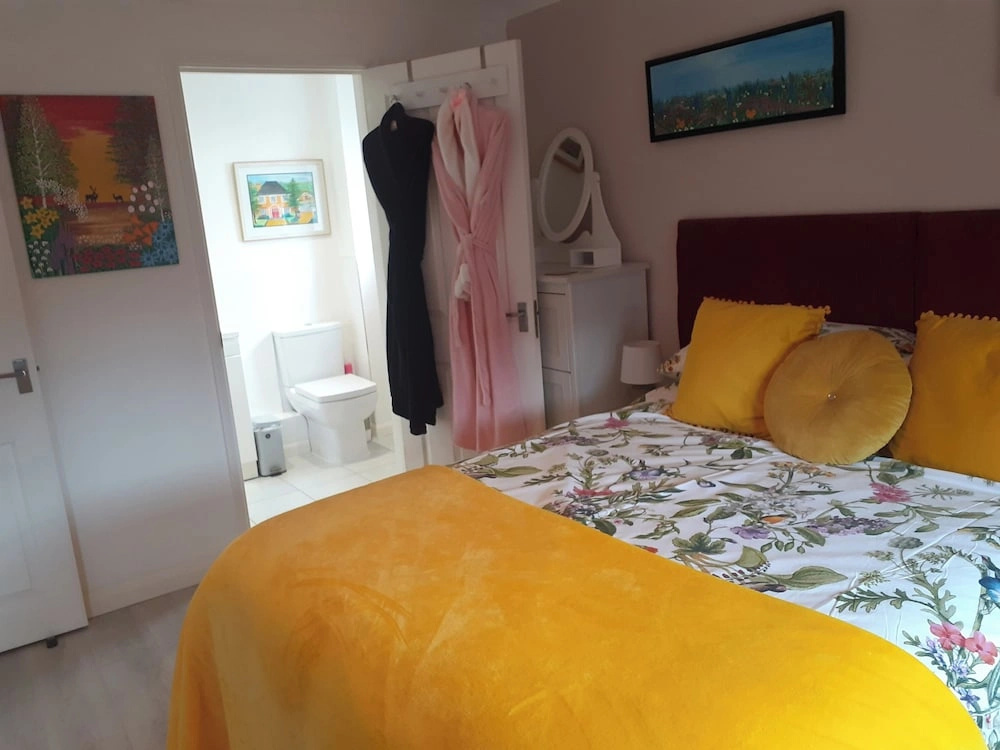 1-bed Seaside Retreat - Sleeps 2, Parking & Garden