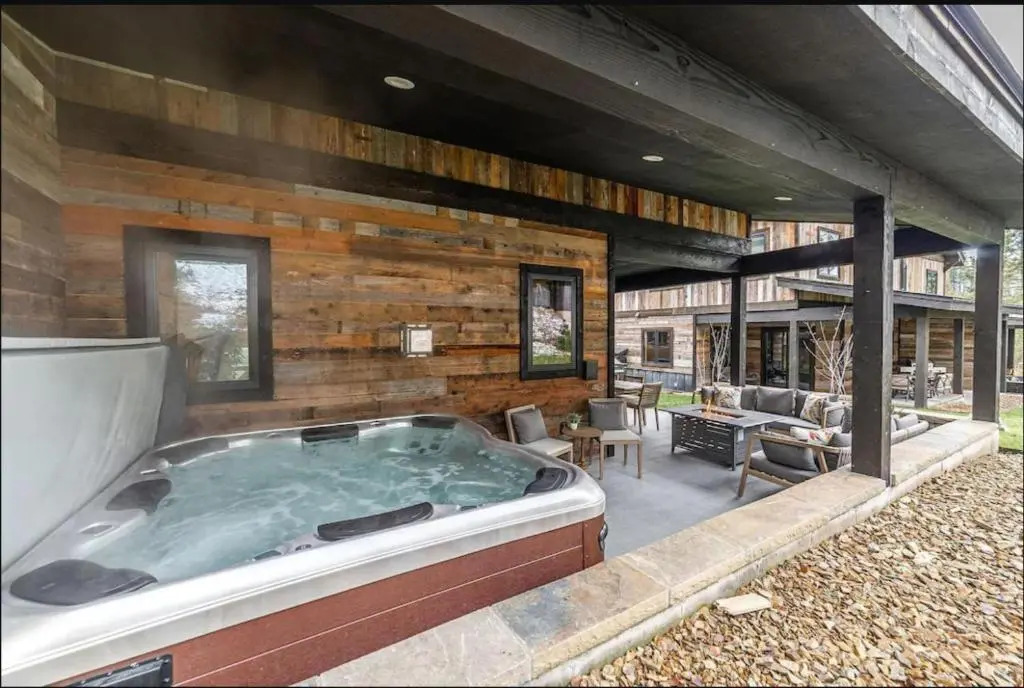 Premium 4BR/3.5B modern home near beach, skiing and downtown. Ping pong + bikes.