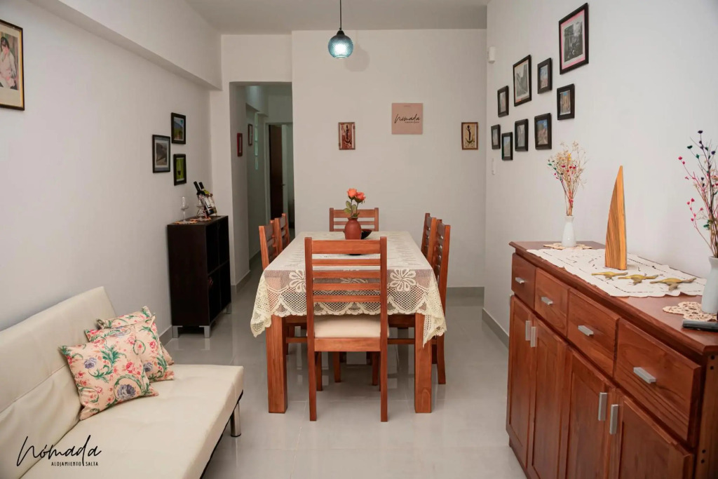 Departamento en calle principal, cómodo, hasta 4.