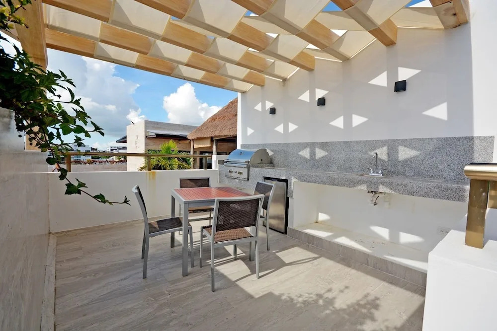 MAYAN MONK Suites