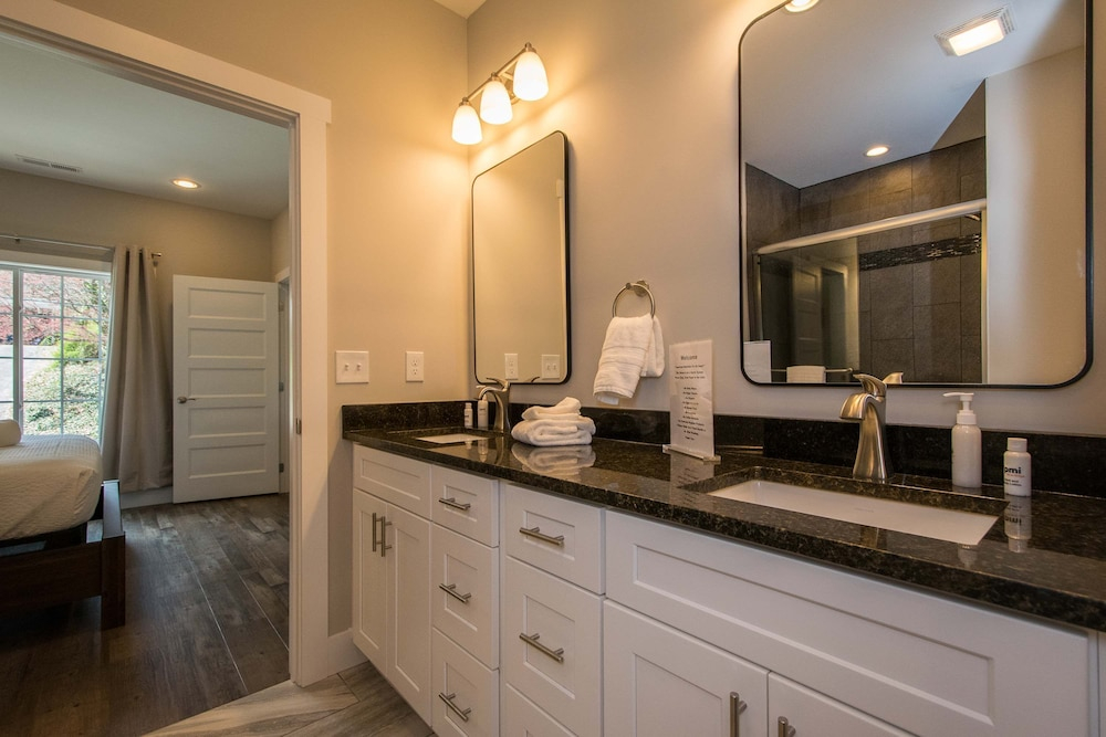 Modern Upper Retreat w Free Tix Deck 2 Suites