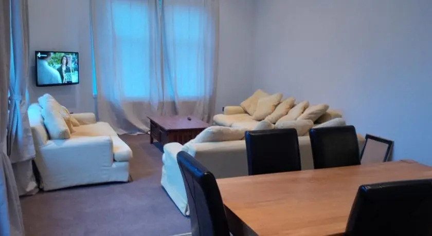 Spacious Holiday let midway between Edinburgh and Glasgow with three shower rooms