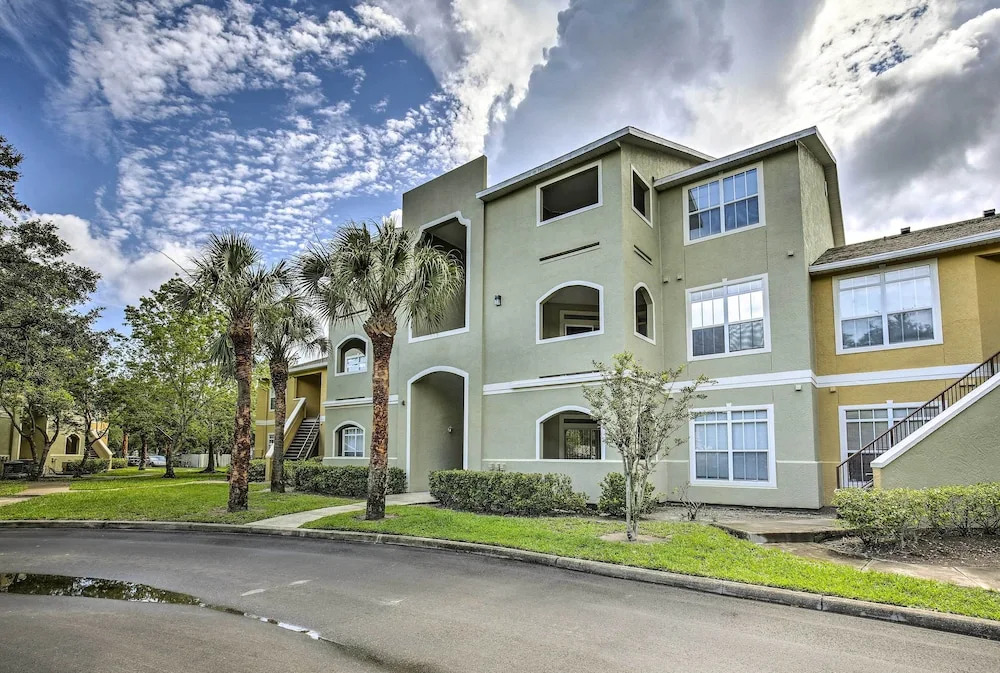 Modern Condo w/ Pool: 4 Mi to Clearwater Beach!
