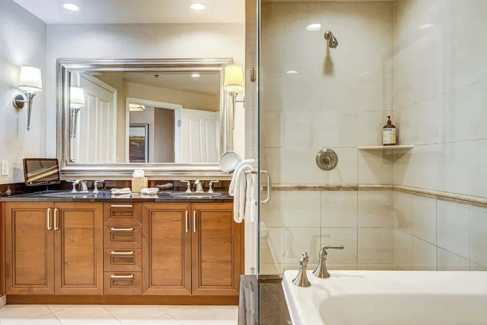 Incredible Studio Strip Views 10609
