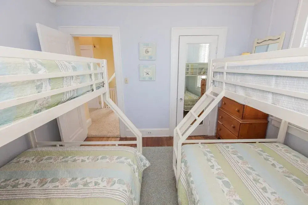Shoreline Cottage 4 Bedrooms 2 Bathrooms Cottage
