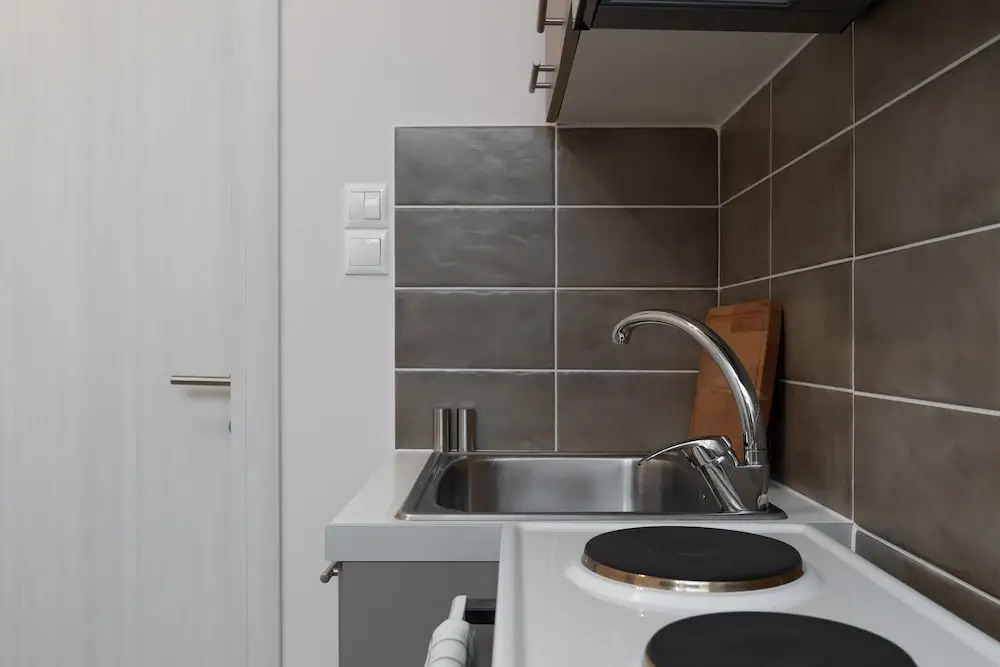 Alekos Apartments 2 Netflix, Self Check-In