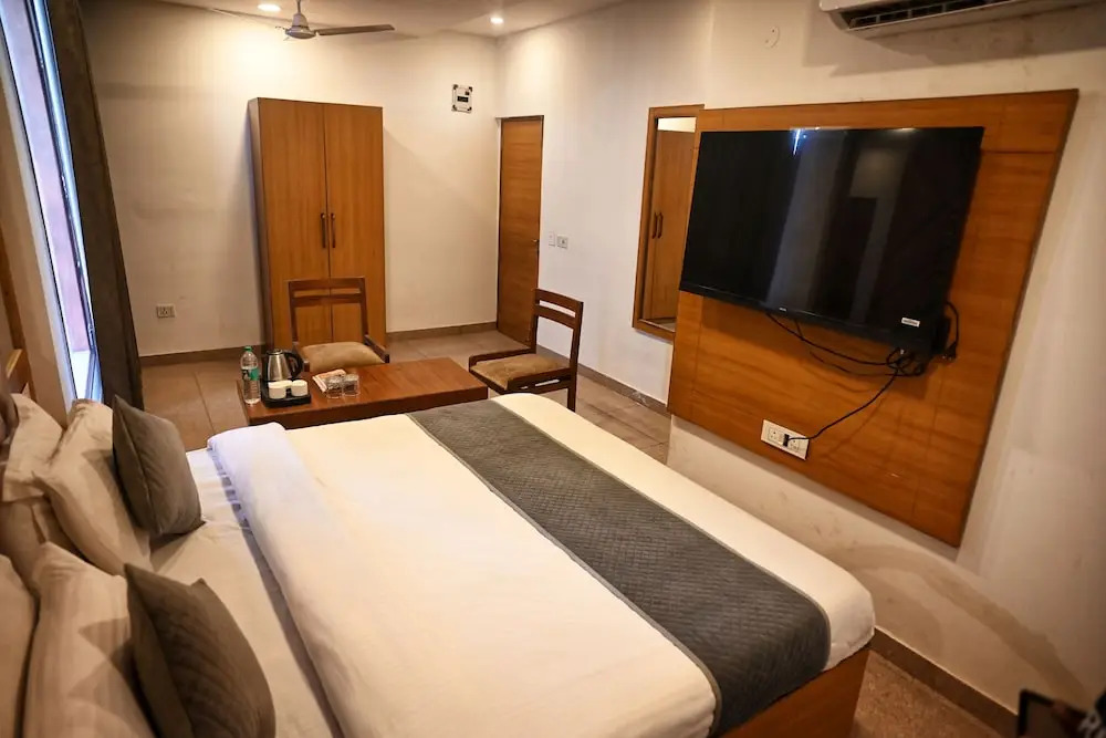 Hotel Lake View - Near Sukhna Lake