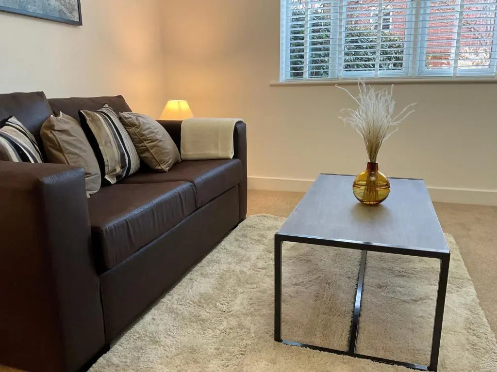 Modern 2 Bed Apt in Egham High Street, with private parking and Wifi
