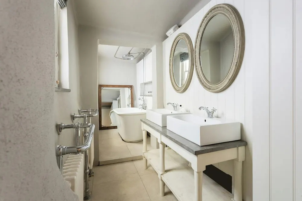 Holland Park Avenue VII by Onefinestay