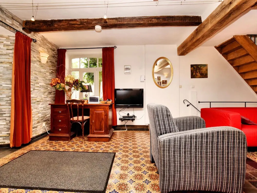 Vintage Holiday Home in Verlaine-Sur-Ourthe with Valley View