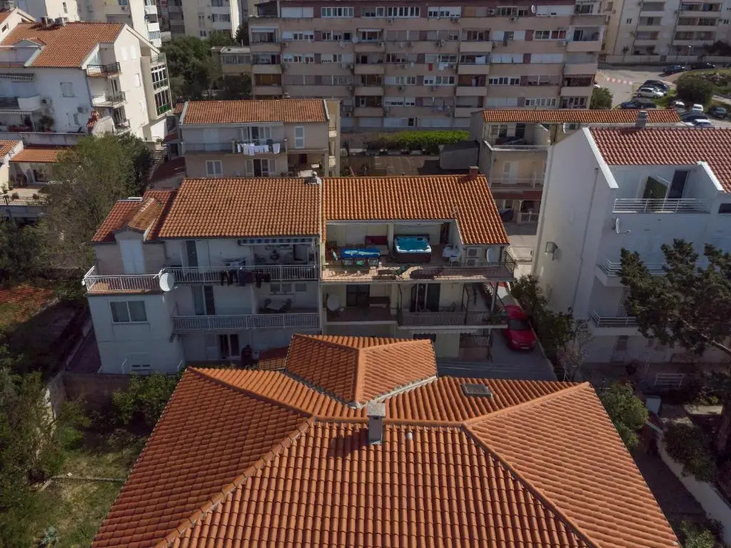 Apartments with hot tub Makarska - 18898