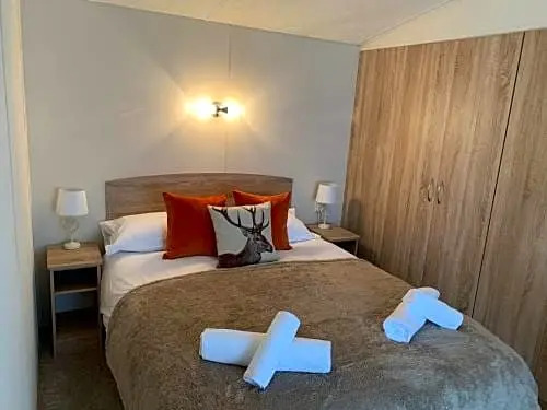 Rose Lodge - Hot Tub Getaway - Percy Woods - Pet Friendly