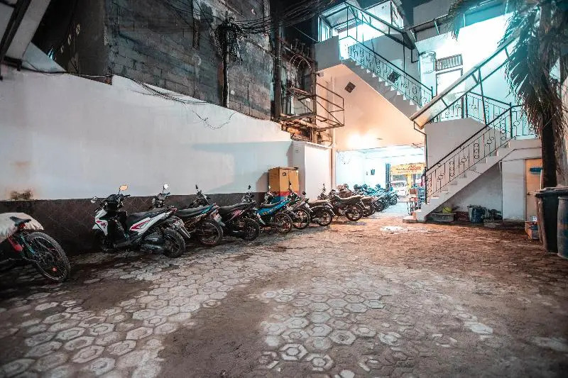 Taisir Residence Near Palmerah Mitra RedDoorz