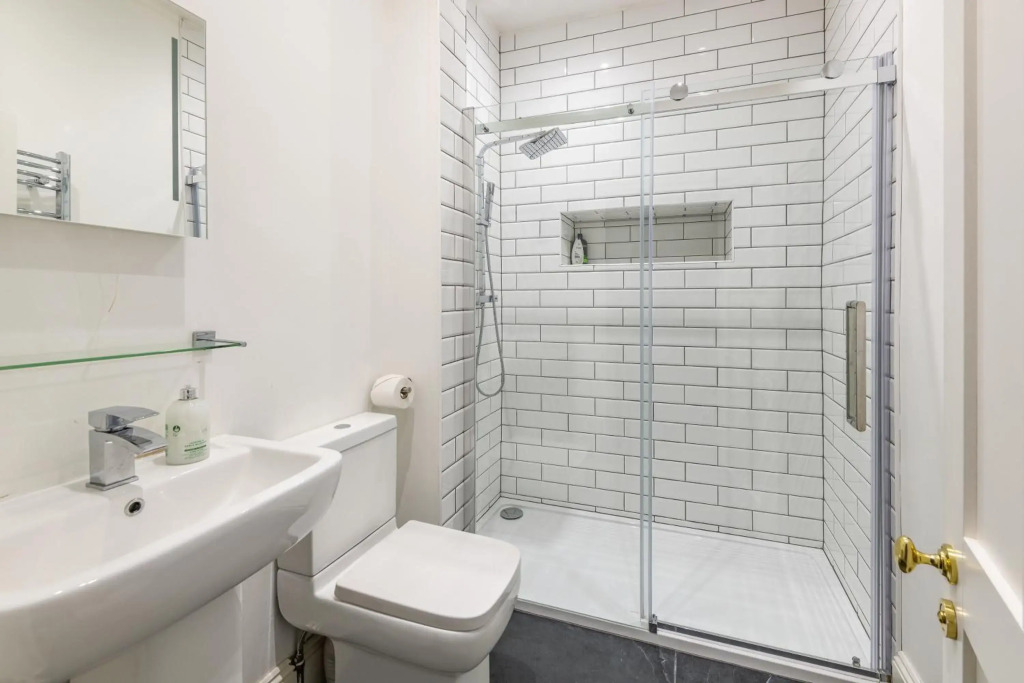 Georgian 3 Bed 3 Bath Central Apartment & Parking