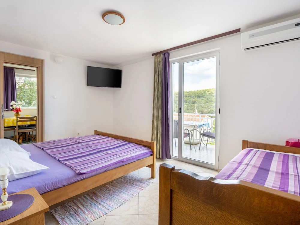Simplistic Apartment in Okrug Gornji near Sea