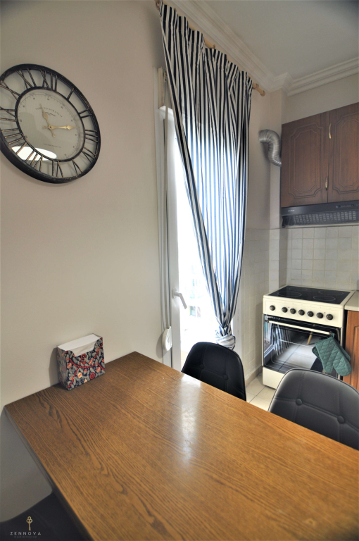 Zennova #4 Vintage City Center Apt