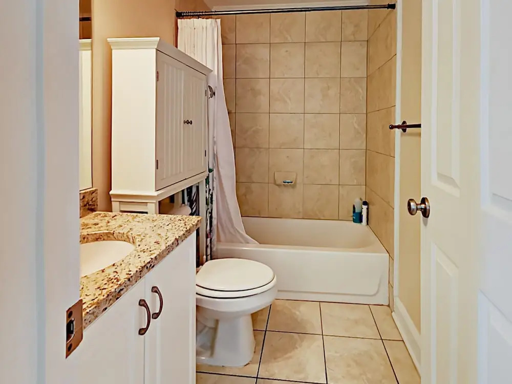 Modern 2br Within 1 Block Of Beach 2 Bedroom Condo