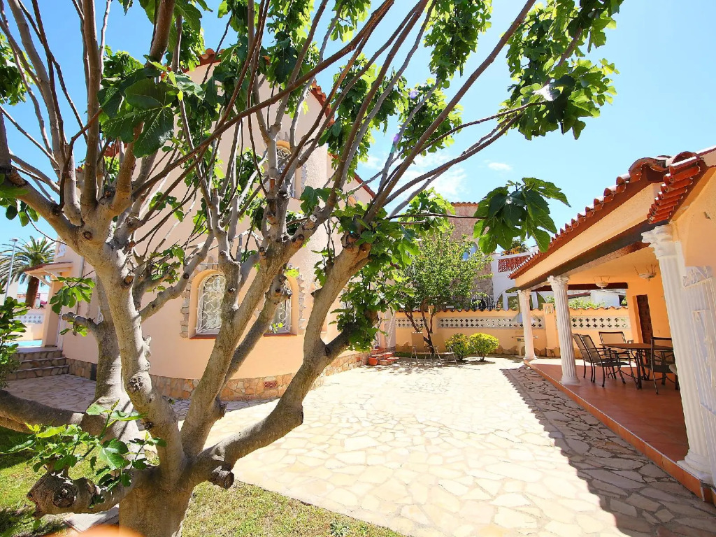 Requesens 166 - Three Bedroom