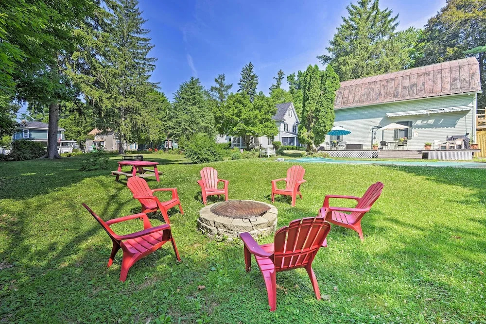 Walk to Eats: Mtn-view Hammondsport Hideaway!