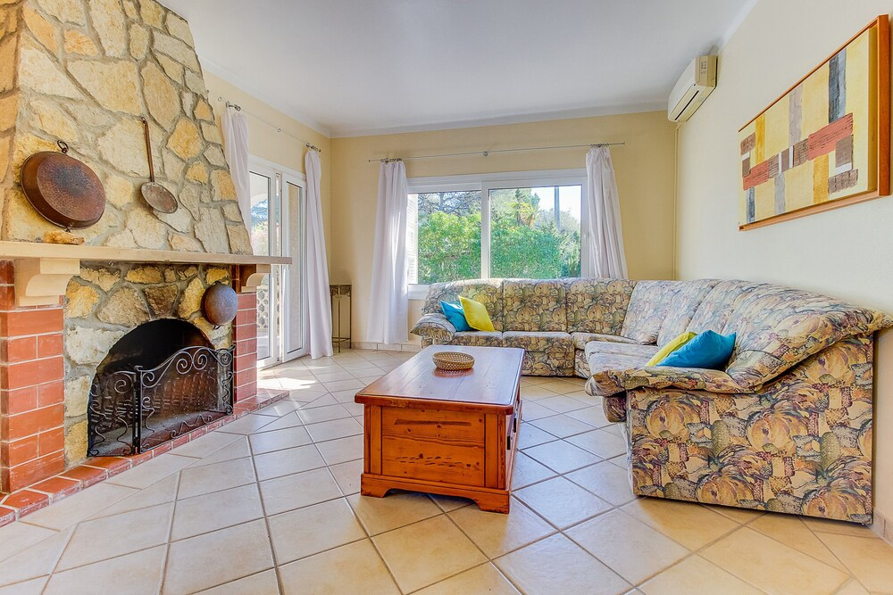 Villa With Pool and air Conditioning