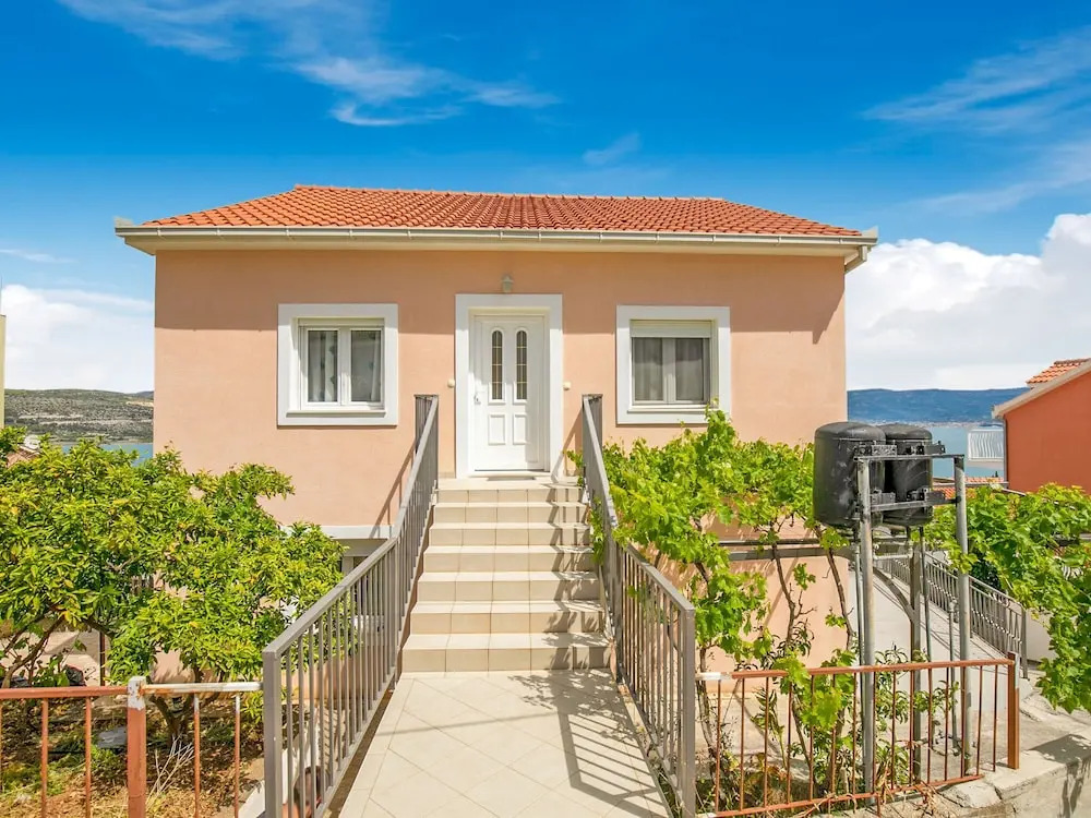 Sea-view Apartment in Mastrinka - Trogir With Balcony