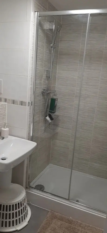 Modern Apartment Minutes From Central London, UK